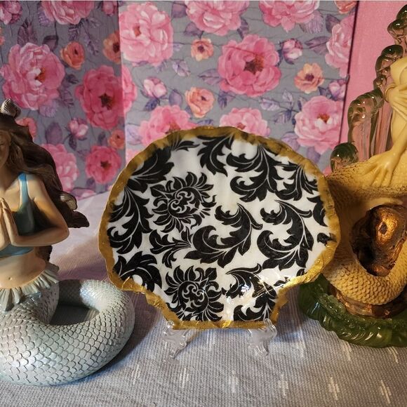 DECOUPAGE BLACK STYLE DESIGN ON SCALLOPED SHELL - Picture 1 of 2